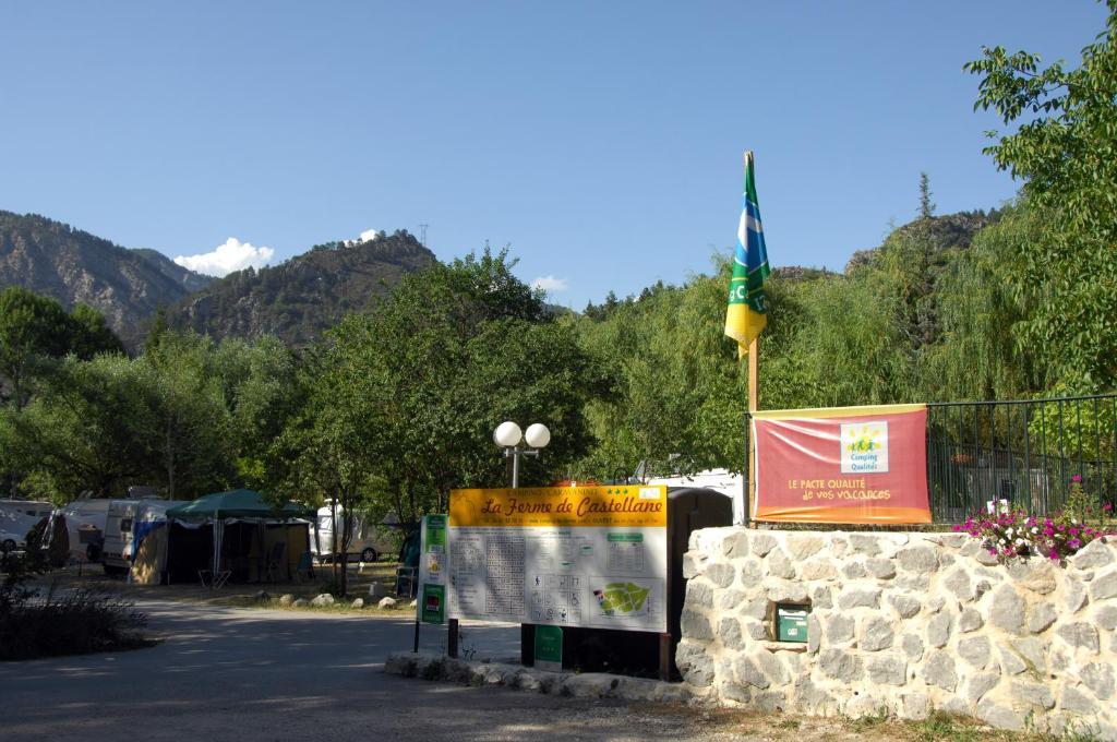 Hotel Camping La Ferme De Castellane Extérieur photo